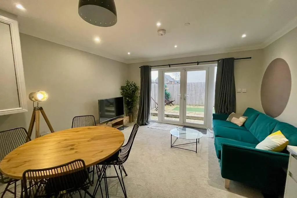 Stylish Modern Two Bedroom Apartment With Garden Cardiff