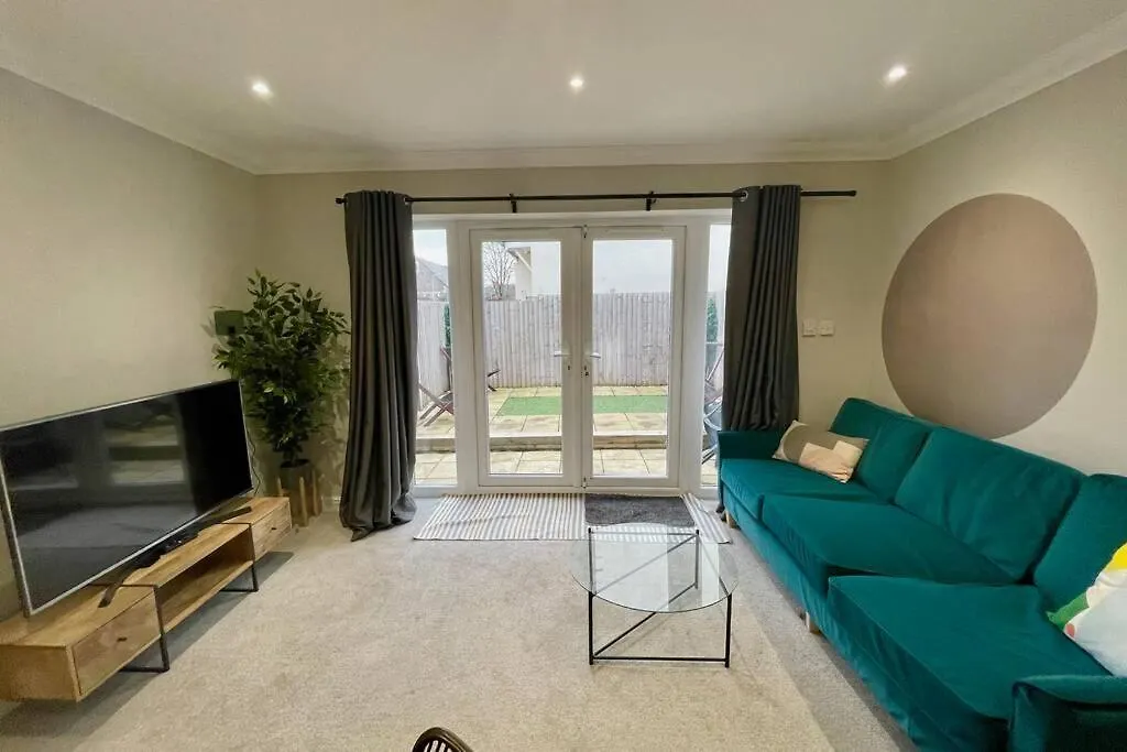 Stylish Modern Two Bedroom Apartment With Garden Cardiff