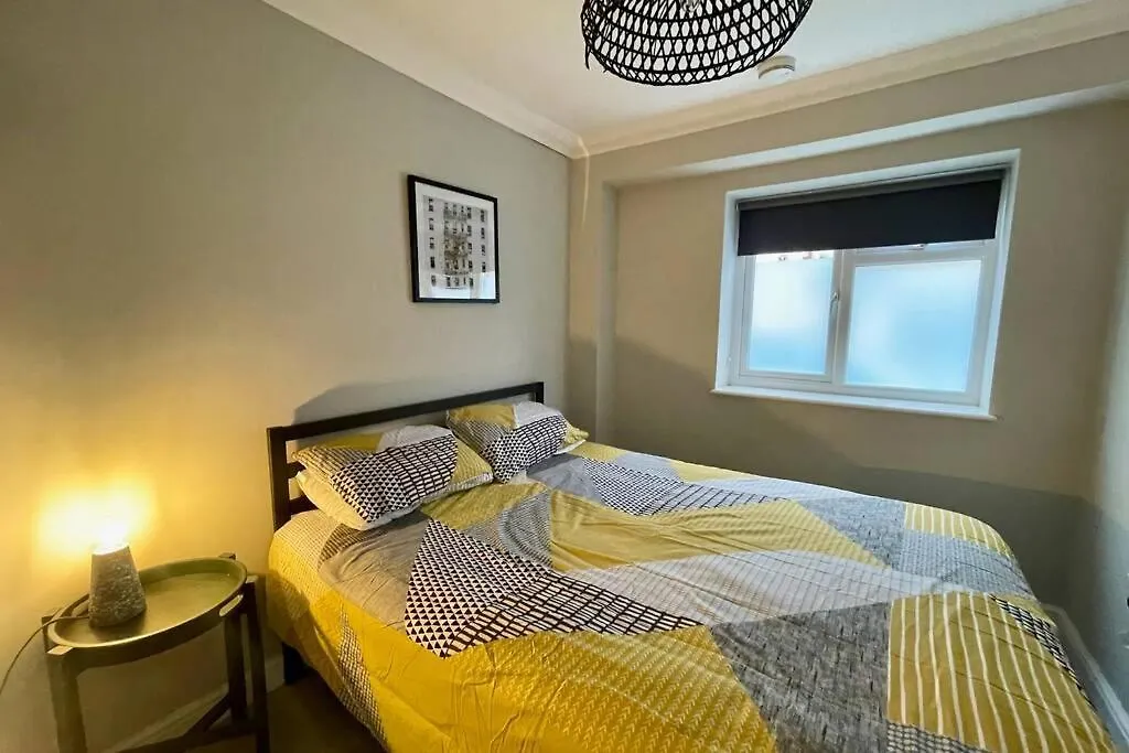 Stylish Modern Two Bedroom Apartment With Garden Cardiff 0*,